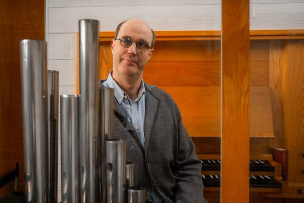 Quelle: Felix bähr (Foto) Foto: Johann Christoph Haake am Spieltisch der Vier-Orgel der Gemeinde zum Guten Hirten. Blick durch das gläserne Rückpositiv des Instruments