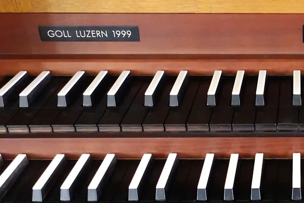 Quelle: Johannes Blomenkamp (Foto) | Johann C. Haake (Bearbeitung) Ausschnitt des Spieltisches der Orgel mit dem Firmenschild der Firma Goll und dem Jahr der Erbauung